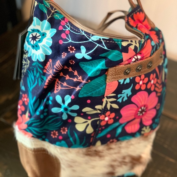 Fun hand bag! - Picture 3 of 4